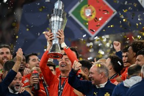 爱游戏官方正版下载关于葡萄牙体育训练开放日，赛后造点机会引欢呼，社区盾在即，身体对抗强度拉满的信息