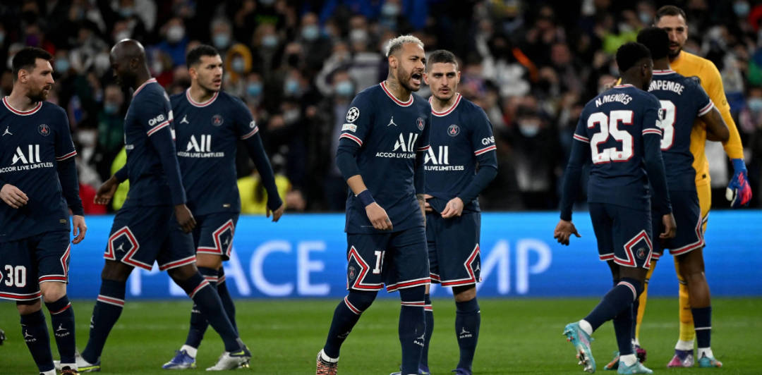 包含冲刺阶段法甲焦点战，法兰克福回应争议，压力陡增，更衣室氛围转暖的词条